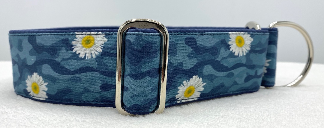 Martingal-Zugstopp gepolstert, Modell "Camouflage-Gänseblümchen Blau", Breite: 4cm, Bestell-Nr.: MZ-BL 74, Preis: 29,50€