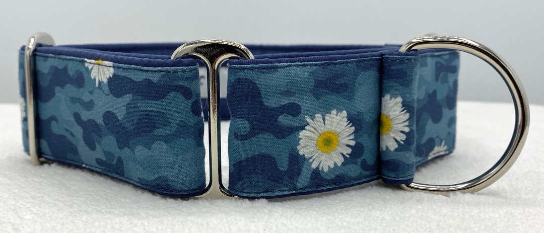 Martingal gepolstert, Modell "Camouflage-Gänseblümchen Blau", Breite: 4cm, maximaler Kopfumfang: 45cm, Bestell-Nr.: M-BL 62, Preis: 34,50€