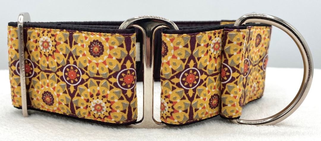 Martingal gepolstert, Modell "Kaleidoskop Senfgelb-Aubergine", Breite: 5cm, maximaler Kopfumfang: 45cm, Bestell-Nr.: M-GE 14, Preis: 37,00€